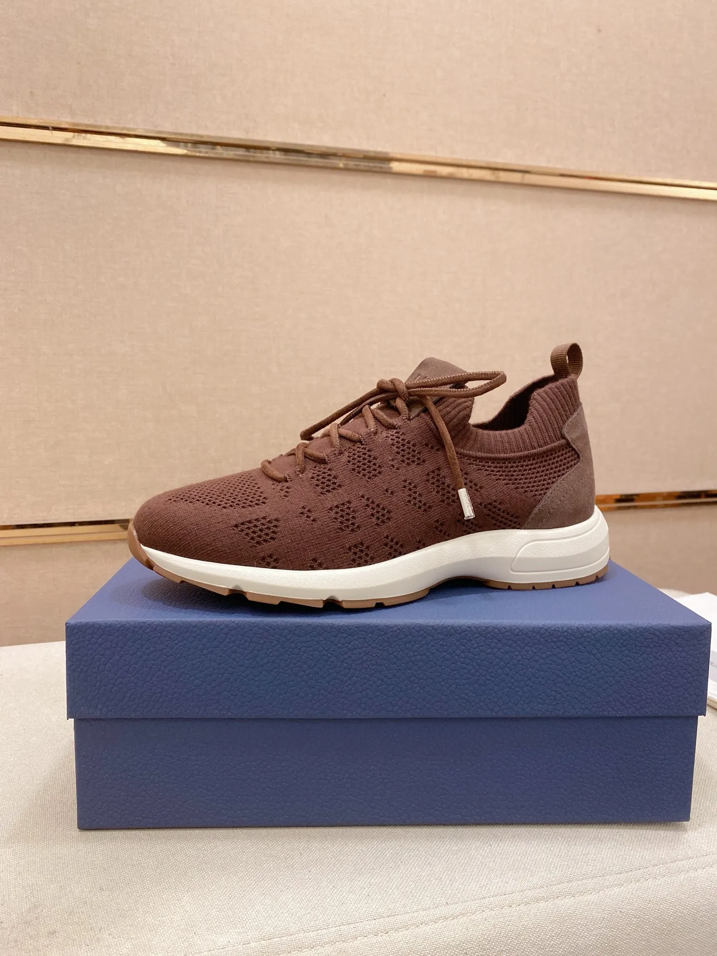 Factory price: 420💰Dior's latest men's fashion sneakers. This item draws inspiration from retro jogging shoes. Featuring a thick, low-top design, it features a mesh fabric upper and an ultra-light rubber foam sole. The side is decorated with an embossed "Di~r" logo. Code number: 39-44 (order 38, 45, 46)